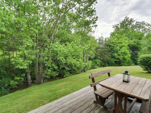 Creekside historic log cabin w/ modern amenities at historic Wade's Mill