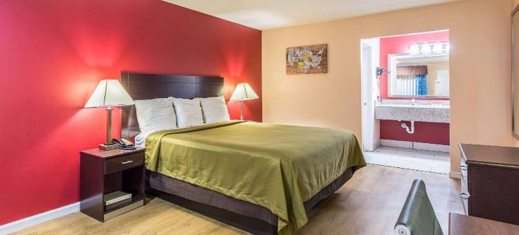 桥市/奥兰奇凯艺套房酒店(Quality Inn & Suites Bridge City Orange)图片