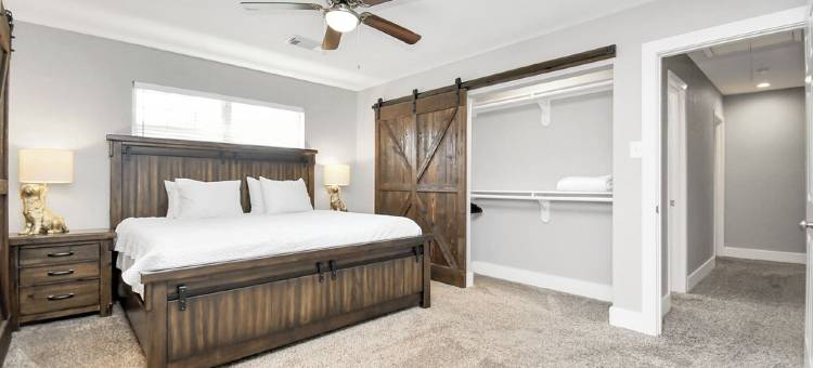 Spacious Modern Cottage Perfect for Families & Pets ~ Gated Parking ~ Sleeps 9+图片