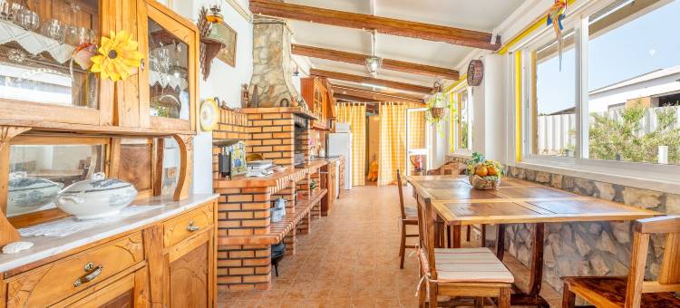 Arranho多元风格绿洲池畔魅力度假屋(Eclectic oasis with poolside charm in Arranho)图片