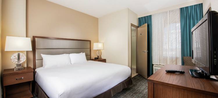 西棕榈滩机场希尔顿逸林酒店及度假村(DoubleTree by Hilton Hotel West Palm Beach Airport)图片