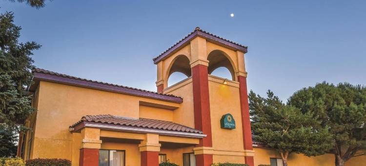 特哈查比温德姆呗盟酒店(Baymont by Wyndham Tehachapi)图片