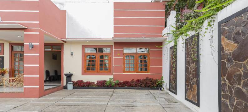 巴都苏普拉特曼WR红多兹酒店(RedDoorz at WR Supratman Batu)图片