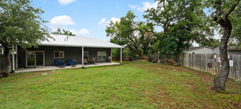 宁静的小屋，带烧烤设备，距离特拉维斯湖几分钟(Peaceful Cottage w/ Grill Mins to Lake Travis)图片