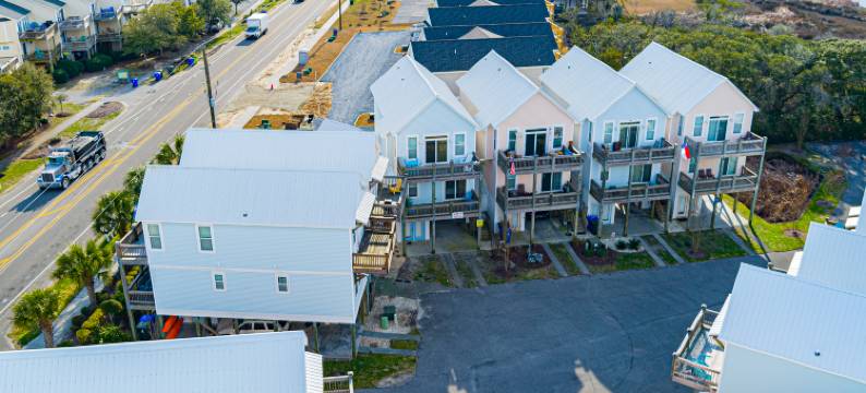 Community Pool and Sound Side Dock Access - Stunning Coastal Haven图片
