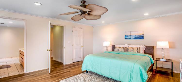 Soundfront home with WiFi, washer/dryer, central AC, and enclosed yard图片