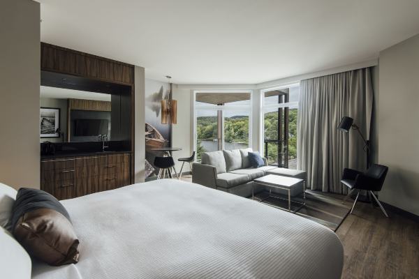 Entourage Sur-Le-Lac Hotel Overview