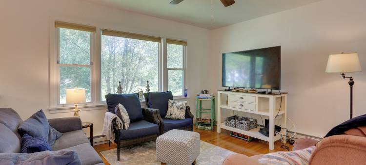 带露台的基亚梅沙湖度假屋：距离世界度假村4英里！(Kiamesha Lake Home w/ Deck, 4 Mi to Resorts World!)图片