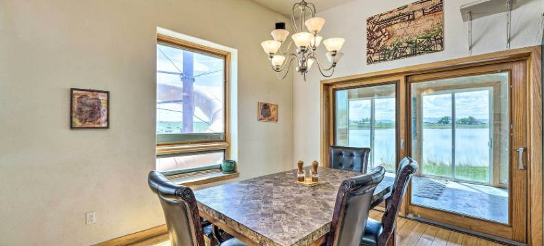 湖边乡村家园 w/ 滑水梯 & 蹦床！(Lakefront Country Home w/ Waterslide & Trampoline!)图片