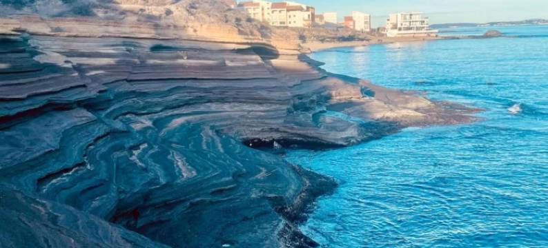 Bright Retreat by the Beach图片