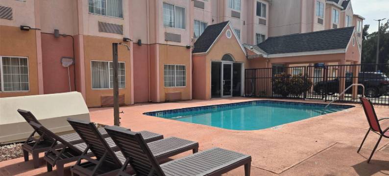 坦帕雷蒙德詹姆斯体育场温德姆戴斯套房酒店(Days Inn & Suites by Wyndham Tampa / Raymond James Stadium)图片