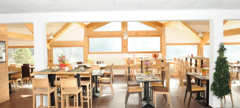 Holiday home with hot tub and pool图片