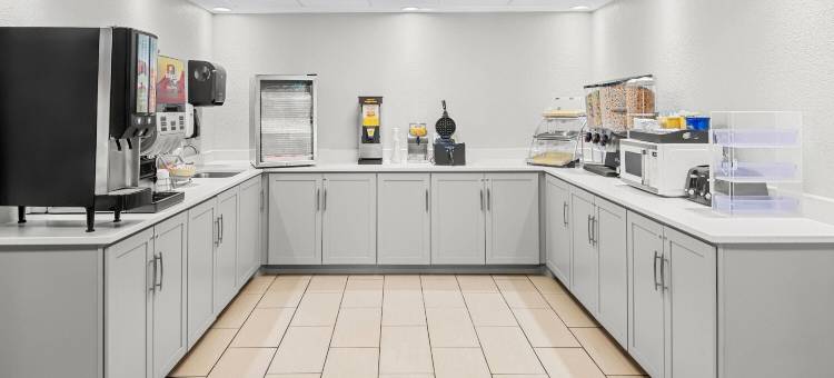 锡达拉皮兹戴斯套房酒店(Days Inn & Suites by Wyndham Cedar Rapids)图片