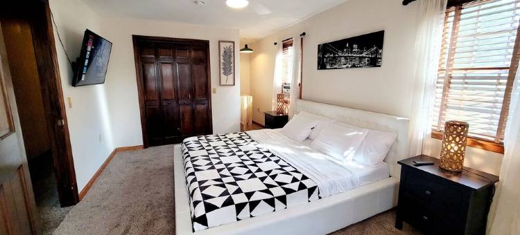 Spacious Family Retreat on 7.5 Private Acres Sleeps 10+ Pool/Hot Tub/Sauna/GR图片