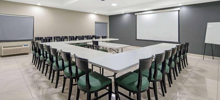 温德姆梅赛德斯奥特莱斯购物中心拉昆塔温德姆酒店套房(La Quinta Inn & Suites by Wyndham Mercedes Outlet Mall)图片