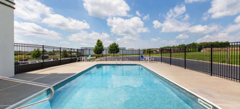 蓝泉城拉昆塔温德姆套房酒店(La Quinta Inn & Suites by Wyndham Blue Springs)图片