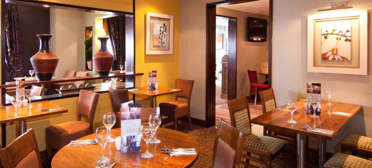 森伯里肯普顿公园普瑞米尔酒店(Premier Inn Sunbury (Kempton Park))图片