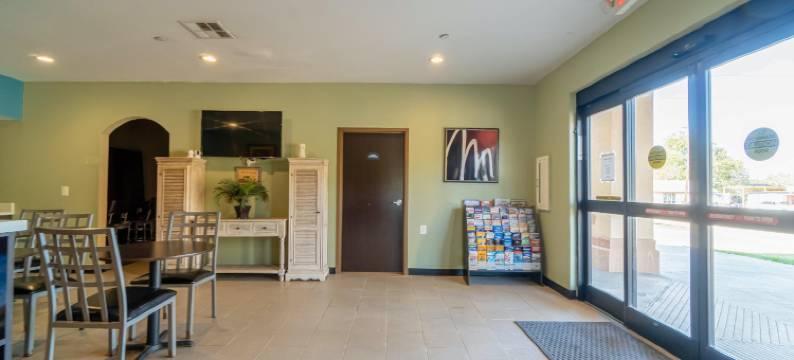 OYO 近沙纳 TX 的莫尔顿旅馆及套房(Moulton Inn &  Suites by OYO Near Shiner TX)图片