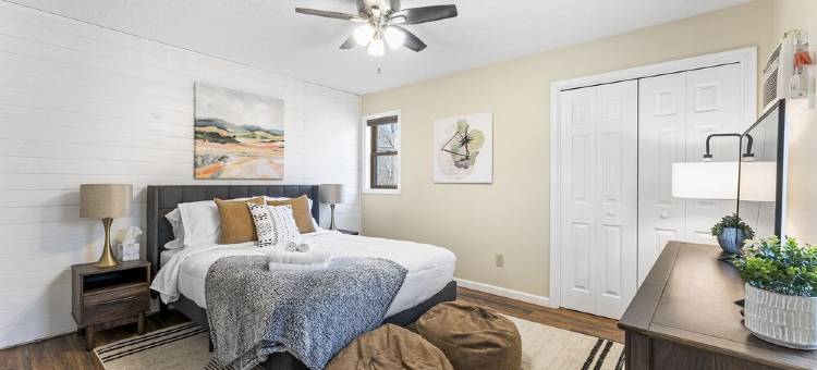 Pet Friendly Modern Poconos Home | Hot Tub | Cozy Woodlands!图片