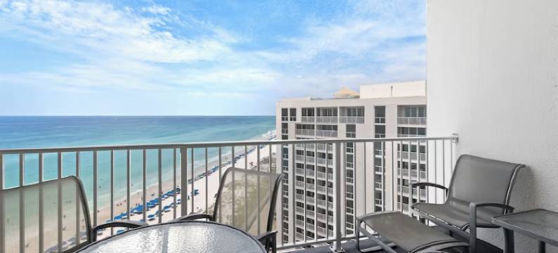 Stunning Shoreline Views and Luxurious Amenities - Exquisite Penthouse Escape图片