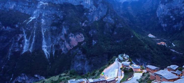 香格里拉巴拉格宗雪山悬崖神迹酒店图片