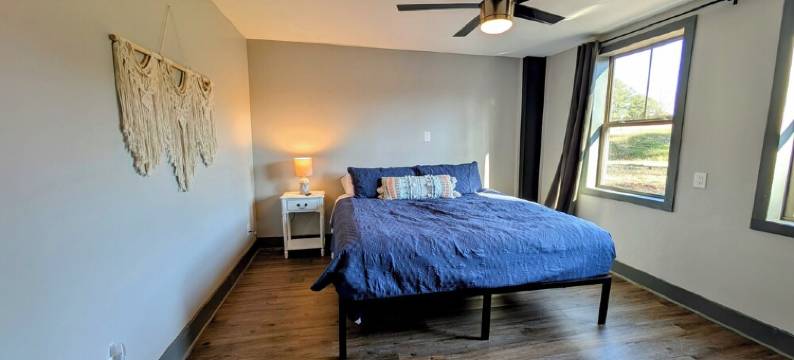 The Tillery Barndo - Two bedrooms/loft, dock, flat lot, spa, trampoline, golf图片