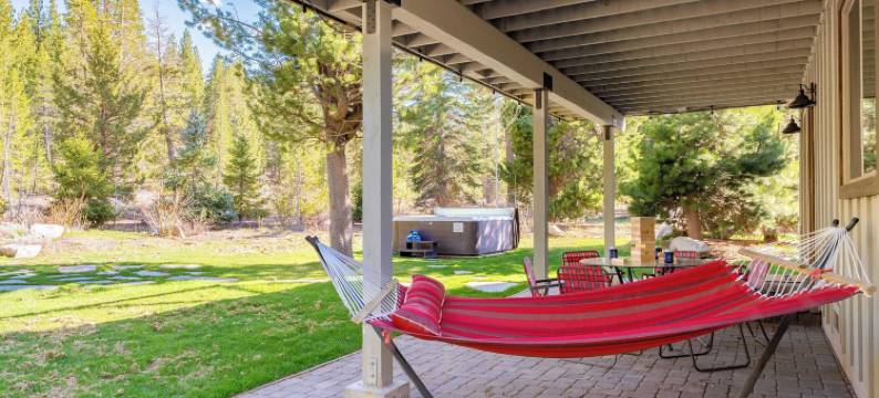 Avantstay的Meyers Meadow热水浴缸，大露台(10Mins to Lake • Hot Tub Game Room Forest Views Meyers Meadow by AvantStay)图片