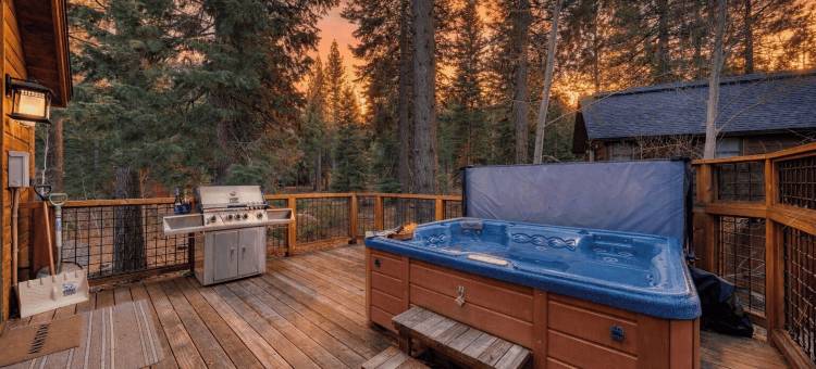 Truckee Mountain Cabin With Hot Tub + Game Room + Forest Views Gray Wolf Lodge by Avantstay图片