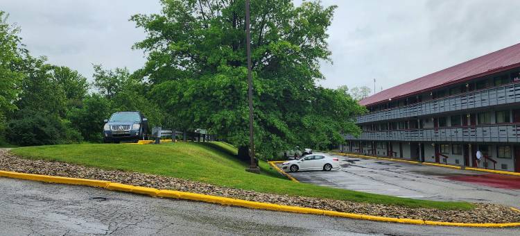 蒙罗维尔匹兹堡东红顶Plus酒店(Red Roof PLUS+ Pittsburgh East - Monroeville)图片
