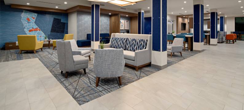 瓦伦西亚-圣克拉丽塔智选假日套房酒店(Holiday Inn Express & Suites VALENCIA - SANTA CLARITA by IHG)图片