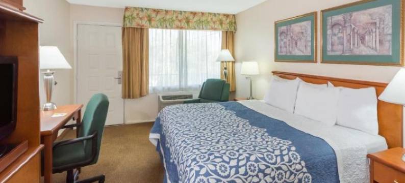 迈尔斯堡斯普林斯戴斯度假酒店(Days Inn by Wyndham Fort Myers Springs Resort)图片