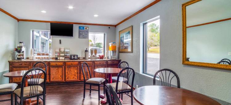 罗德威套房酒店-杰克逊堡(Rodeway Inn & Suites Fort Jackson)图片