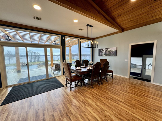 WATERFRONT exclusive 4-bedroom house, pool/hot tub on 15 acres, fenced & gated!