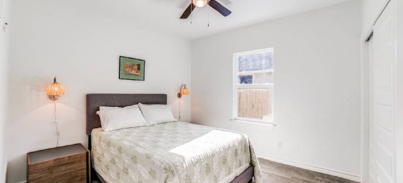 霍勒斯低语”市中心地处中心地段!!全新单层度假屋<br>(CENTRALLY LOCATED!! NEW ONE-STORY HOME near downtownHorace Whispers”  <br>)图片