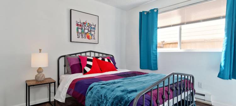 Stylish Kitchen and Smart TV Included - Modern Cozy Hideaway图片