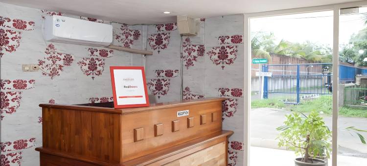 红多兹酒店-近泗水丹戎佩拉克2号港(RedDoorz Near Pelabuhan Tanjung Perak 2 Surabaya)图片