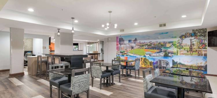 格林斯伯勒机场克拉丽奥波茵特酒店(Clarion Pointe Greensboro Airport)图片