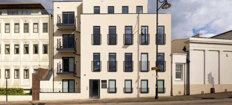 查尔斯霍普斯坦尼思河畔(Charles Hope Staines Riverside)图片