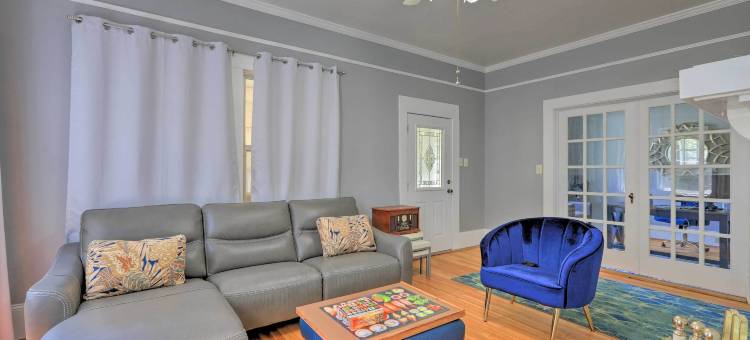 宽敞的兰内特避难所，配有阳光房+大甲板(Spacious Lanett Haven w/ Sunroom + Large Deck)图片