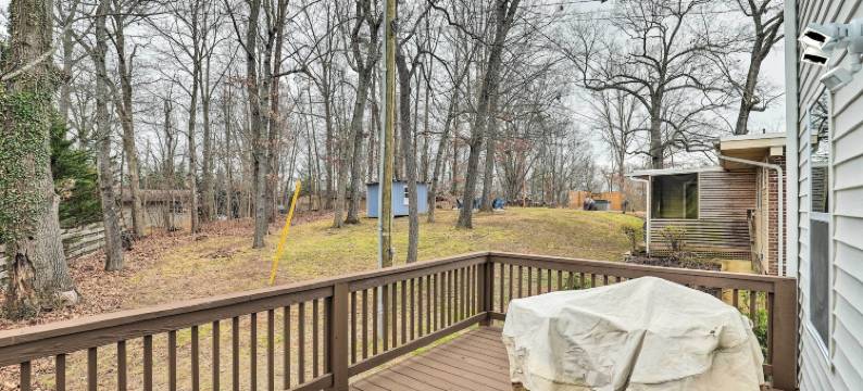 现代坎德勒之家带甲板和院子！(Modern Candler Home with Deck and Yard!)图片