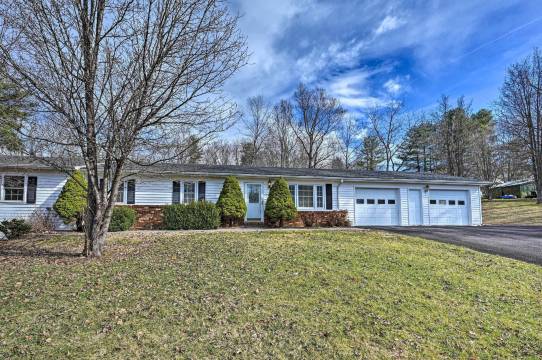 在Galax的宁静蓝山之逃,带有院子!(Serene Blue Ridge Getaway in Galax w/ Yard!)