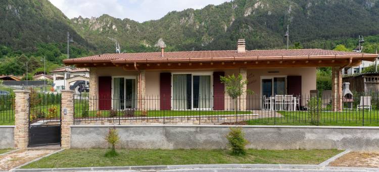 Villa by Lake Idro with Mountain Views图片