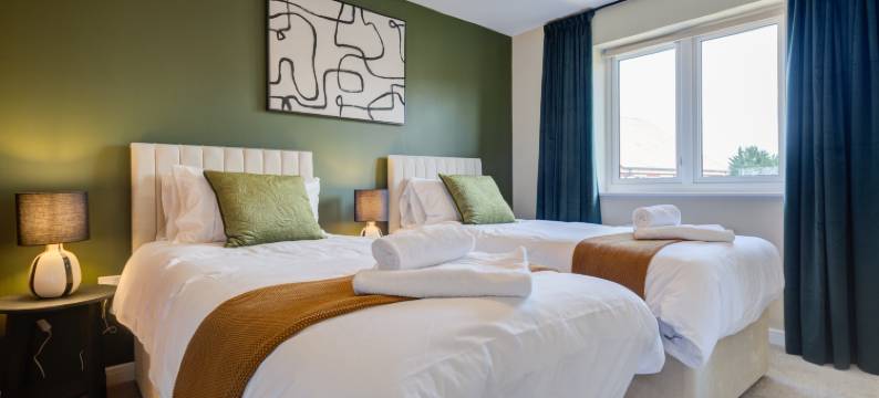 Stylish 3BR Stay in Bourne with Parking图片