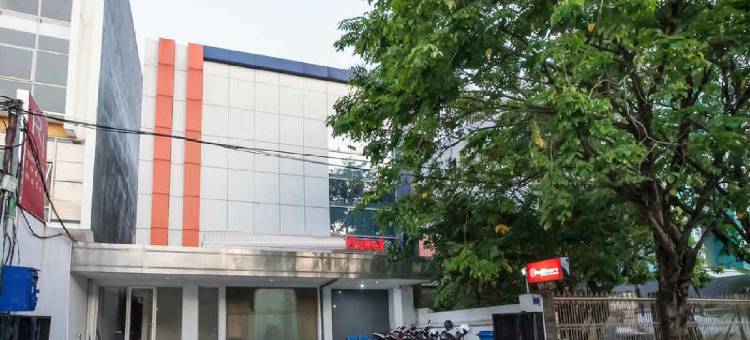 红多兹酒店@泗水邦利马苏迪曼(RedDoorz @ Panglima Sudirman)图片