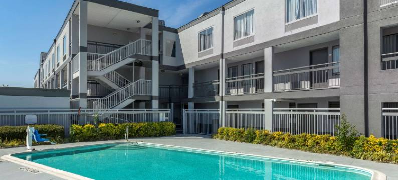 近布拉格堡的费耶特维尔品质酒店Inn(Quality Inn Fayetteville Near Fort Bragg)图片