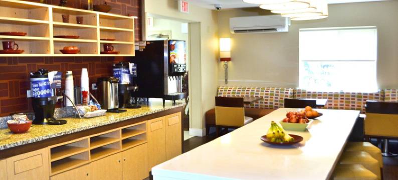 北布鲁克惠灵美茵斯坦套房酒店(MainStay Suites Northbrook Wheeling)图片