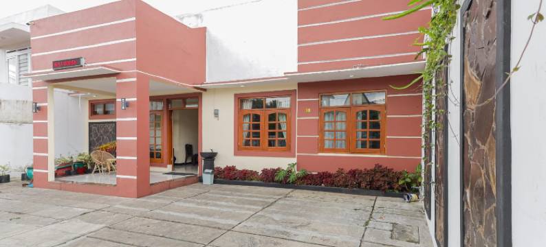 巴都苏普拉特曼WR红多兹酒店(RedDoorz at WR Supratman Batu)图片