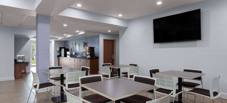 泽菲尔希尔温德姆麦客达套房酒店(Microtel Inn & Suites by Wyndham Zephyrhills)图片