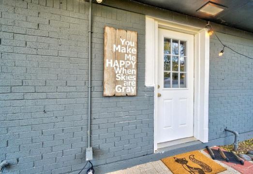 The Fox Den is your cozy retreat in Norman, 1/2-mi from campus! Hotel Overview