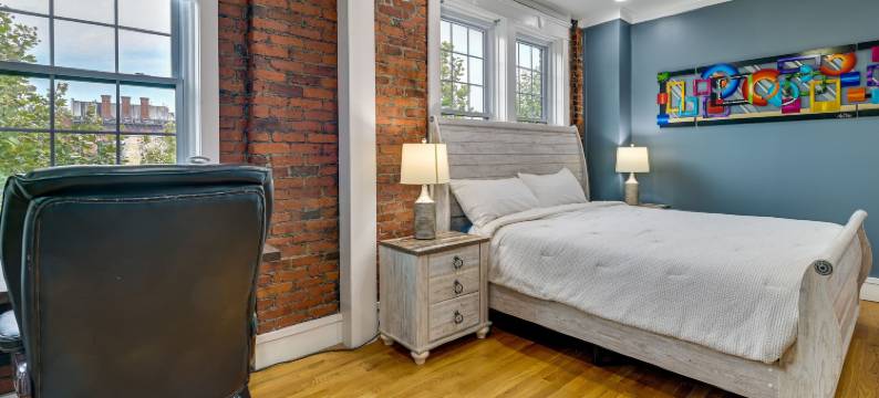 现代科霍斯度假屋，配有电壁炉！(Contemporary Cohoes Retreat w/ Electric Fireplace!)图片